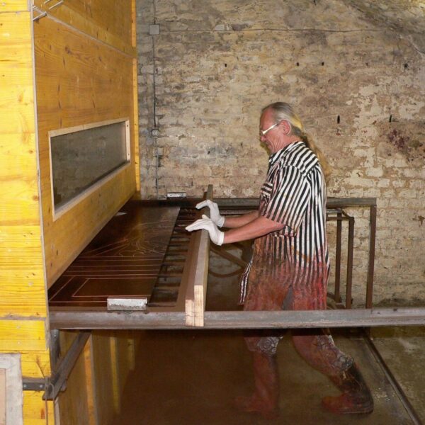 Kurt Zein mit dem Aquatinta-Kasten, 2006, Foto: Marjatta Zein