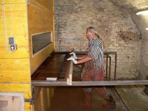 Kurt Zein mit dem Aquatinta-Kasten, 2006, Foto: Marjatta Zein